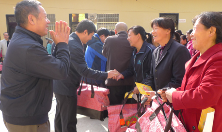 社科院為丹鳳貧困母親送去“社科愛心包”