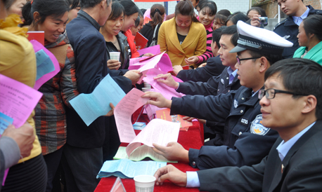 鎮(zhèn)安米糧鎮(zhèn)舉行“平安建設(shè)進(jìn)村組構(gòu)建和諧新家園”宣傳活動