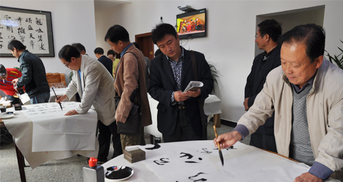 “商州書協(xié)創(chuàng)作基地”“商州美協(xié)寫生基地”舉行掛牌儀式