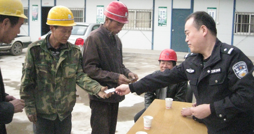 丹鳳:商鎮(zhèn)派出所向外來務(wù)工人員發(fā)放居住證