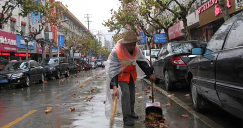寒風(fēng)冷雨中的清潔工