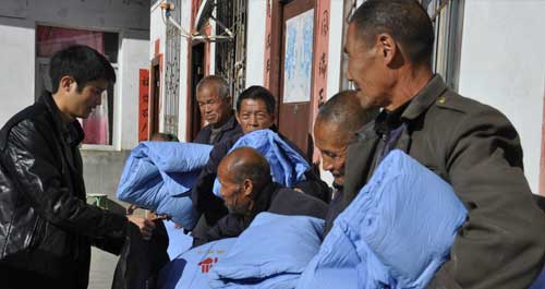 鎮(zhèn)安縣民政干部為全鎮(zhèn)五保老人送棉衣