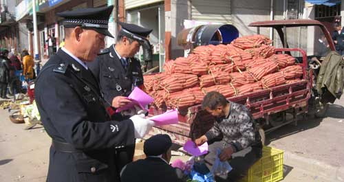 商鎮(zhèn)發(fā)放宣傳單提高群眾對(duì)社會(huì)治安滿意率和平安創(chuàng)建知曉率