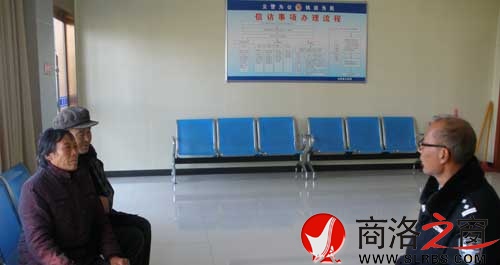 王閩青在信訪接待室接待信訪群眾