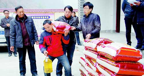 市林業(yè)局為柞水特困戶送去大米和食用油