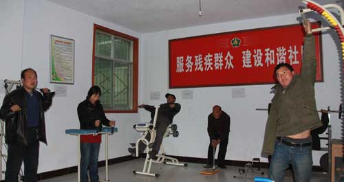 洛南縣城關(guān)鎮(zhèn)東街社區(qū)組織殘疾人康復(fù)訓(xùn)練