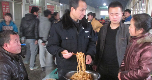 丹鳳對(duì)城區(qū)4處小吃餐飲市場(chǎng)進(jìn)行突擊執(zhí)法檢查