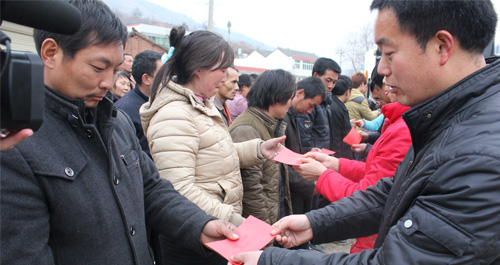 丹鳳為農(nóng)民工外出打工贈(zèng)送了人身意外保單