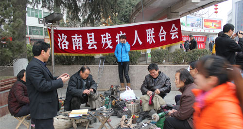 洛南場(chǎng)開(kāi)展“弘揚(yáng)雷鋒精神 增輝美麗洛南”活動(dòng)