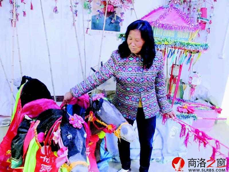 花鼓戲演出的各種器樂一應(yīng)俱全，大都是自己用手做成。