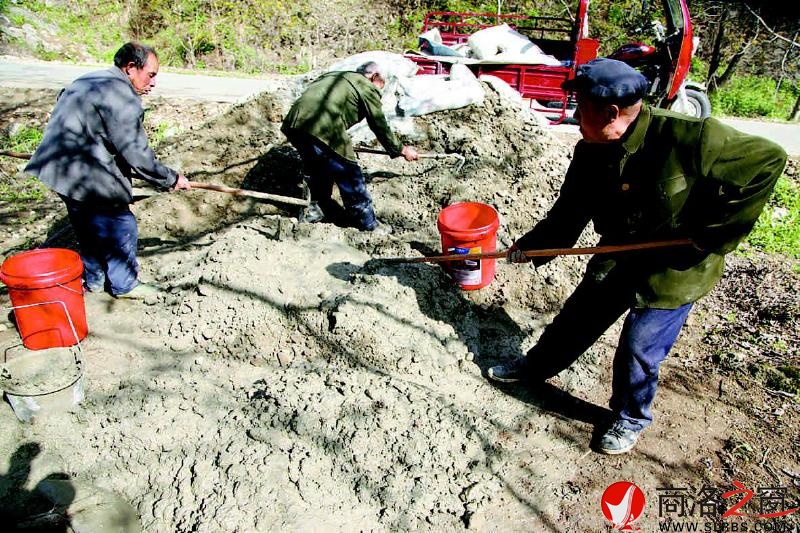 4月17日，村里13個(gè)人給住在小河溝對面的程章銀修一座簡易小橋。