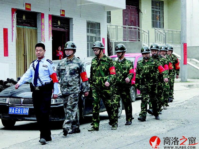 江磊帶領(lǐng)治安聯(lián)防隊巡邏