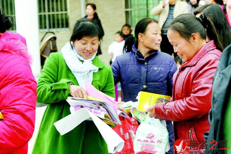 向群眾發(fā)放科技知識材料