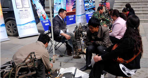 十余名殘疾人走上街頭以行動回報社會