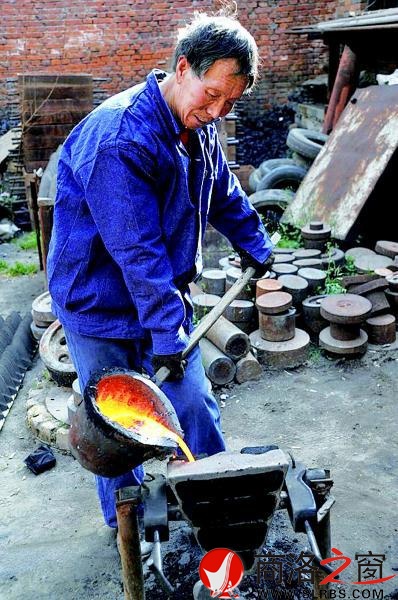 向砂模內(nèi)灌鐵水