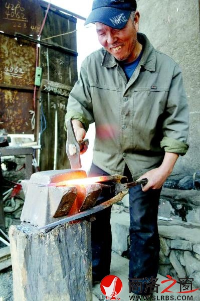 賀增良在鐵砧上對(duì)鐵具進(jìn)行最后的打磨