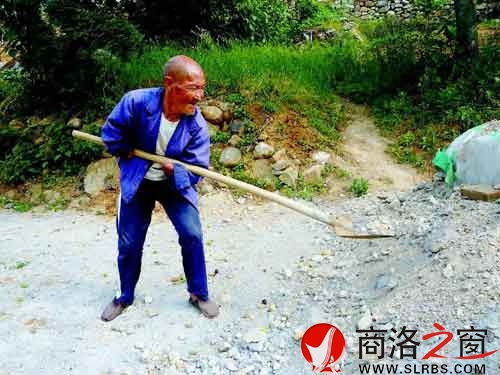 任家貴在工地鏟沙