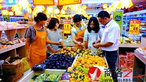 環(huán)境優(yōu)美的水果專賣店里，店員耐心地幫著顧客挑選水果。