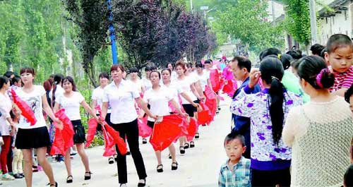 村民自發(fā)組建表演隊(duì)?wèi)c祝中國共產(chǎn)黨成立93周年