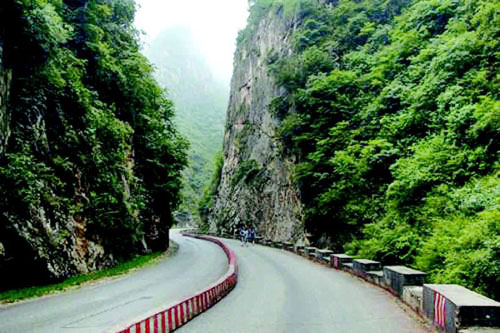 在商于古道旁，已建起連接全國的高速公路。