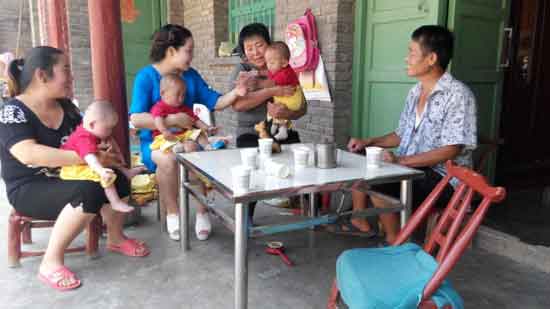 一胎產(chǎn)三男嬰 農(nóng)民家庭愁養(yǎng)后續(xù)