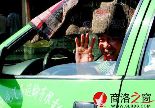 看到記者采訪，旁邊的出租車司機(jī)熱心地打了個(gè)招呼。