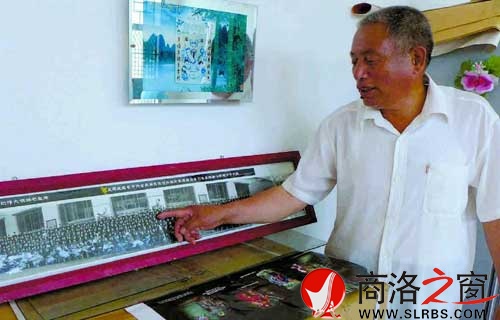 王進才介紹自己當年合影時所站的位置