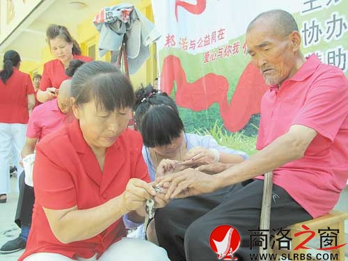 愛心志愿者給老人剪指甲