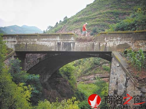 民國時(shí)期在商于古道上修建的塔溝橋，除去戰(zhàn)爭中留下的一個(gè)豁口，堅(jiān)固如初，仍在使用。