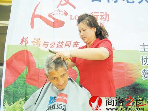 愛心志愿者為老人理發(fā)
