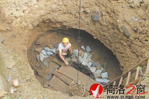 代學(xué)平的老父親正在打井