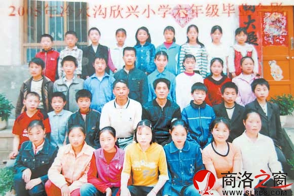 2005年，王曾智在自己辦的學(xué)校里和六年級畢業(yè)生的合影。