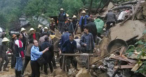 安坪村發(fā)生一起滑坡事故 干群徒手救援被埋群眾