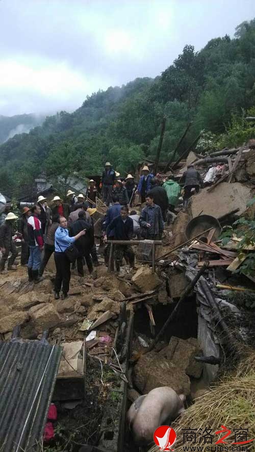 當(dāng)?shù)馗刹咳罕娋o急搶救現(xiàn)場(chǎng)