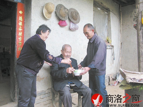 老年的王好學(xué)在兒子、兒媳婦的照料下，盡管生活不寬裕，但他很滿足。