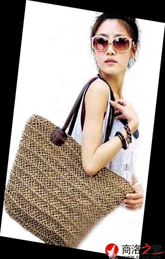 這個(gè)草編女士挎包時(shí)尚環(huán)保，物美價(jià)廉，背上它并不比名牌遜色。