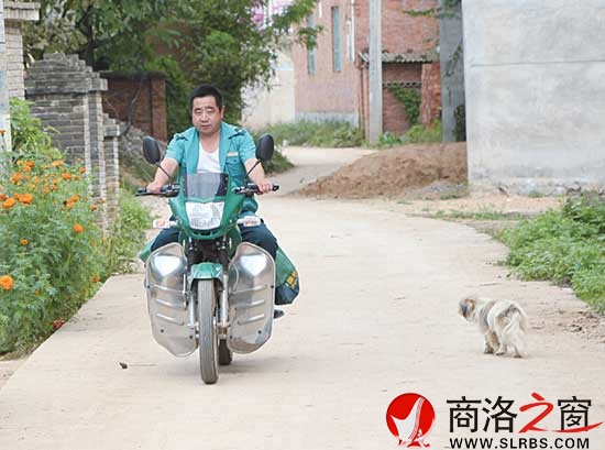 李軍強(qiáng)每天穿行在鄉(xiāng)間道路上，成為群眾的愛心使者。