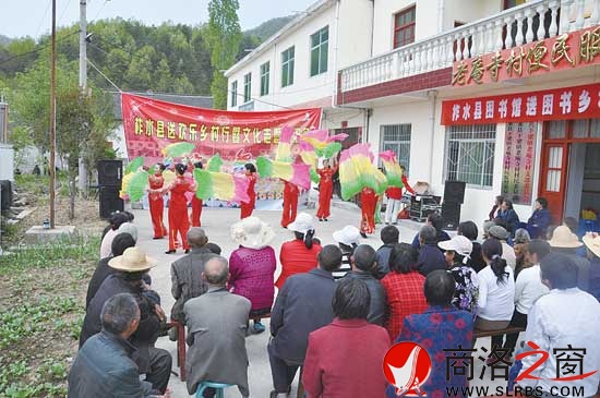 文化志愿者在鄉(xiāng)村演出