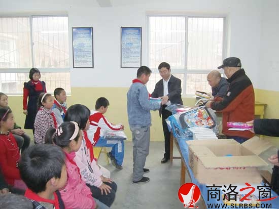 李亞鋒向山區(qū)孩子捐贈(zèng)學(xué)習(xí)用品