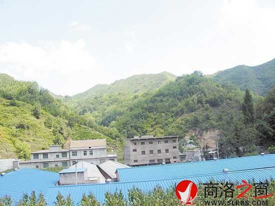 青山環(huán)抱的秦興養(yǎng)殖場(chǎng)