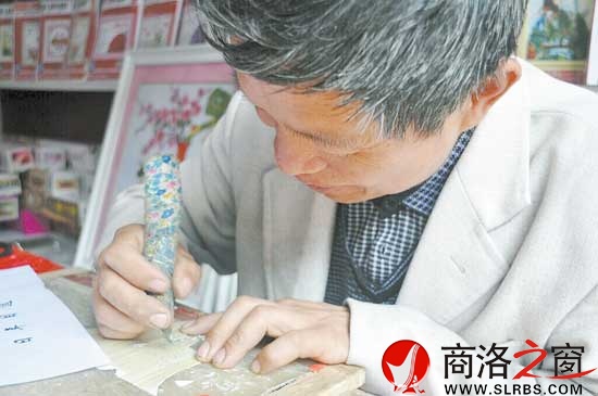 用麥稈作畫的農(nóng)民