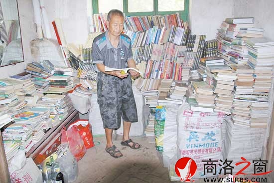 王鋒在畫(huà)室精心制作麥稈畫(huà)