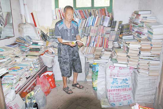 商州一農(nóng)民藏書10萬冊(cè) 成了周圍鄉(xiāng)親的圖書館