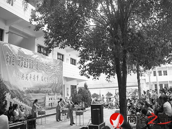 柞水縣平安建設(shè)集中宣傳暨送戲送法百村行巡回演出一角