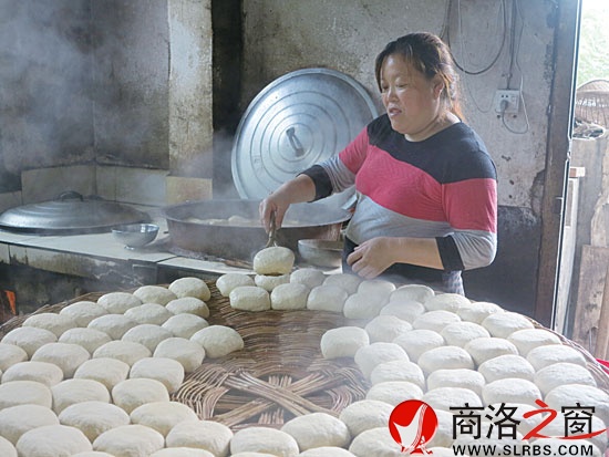 余會民的妻子從鍋里撈出鹵好的豆腐干準備晾曬