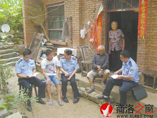 史書民帶領民警下鄉(xiāng)了解社情民意，開展矛盾糾紛排查。