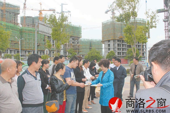 市委常委、宣傳部部長(zhǎng)劉淑慧為出租車駕駛員發(fā)放宣傳光碟