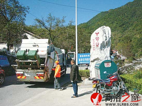 陜西靜能再生資源開(kāi)發(fā)利用公司垃圾清運(yùn)車(chē)每天準(zhǔn)時(shí)清運(yùn)垃圾