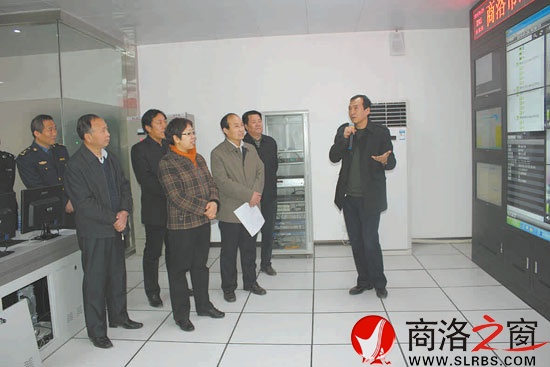 市長(zhǎng)陳俊、副市長(zhǎng)高健在信息中心檢查GPS動(dòng)態(tài)監(jiān)控運(yùn)行情況