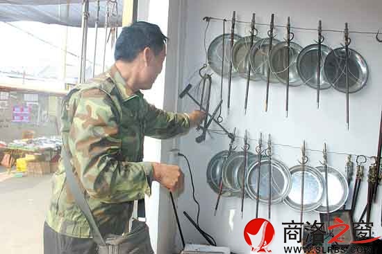 買秤人對做秤的工具很是好奇